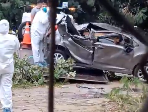 Accidente de tránsito en Bello dejó dos personas fallecidas tras choque y volcamiento.