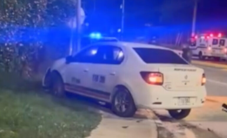 Conductor chocó el taxi y lo dejó tirado en plena glorieta en La Ceja, Antioquia
