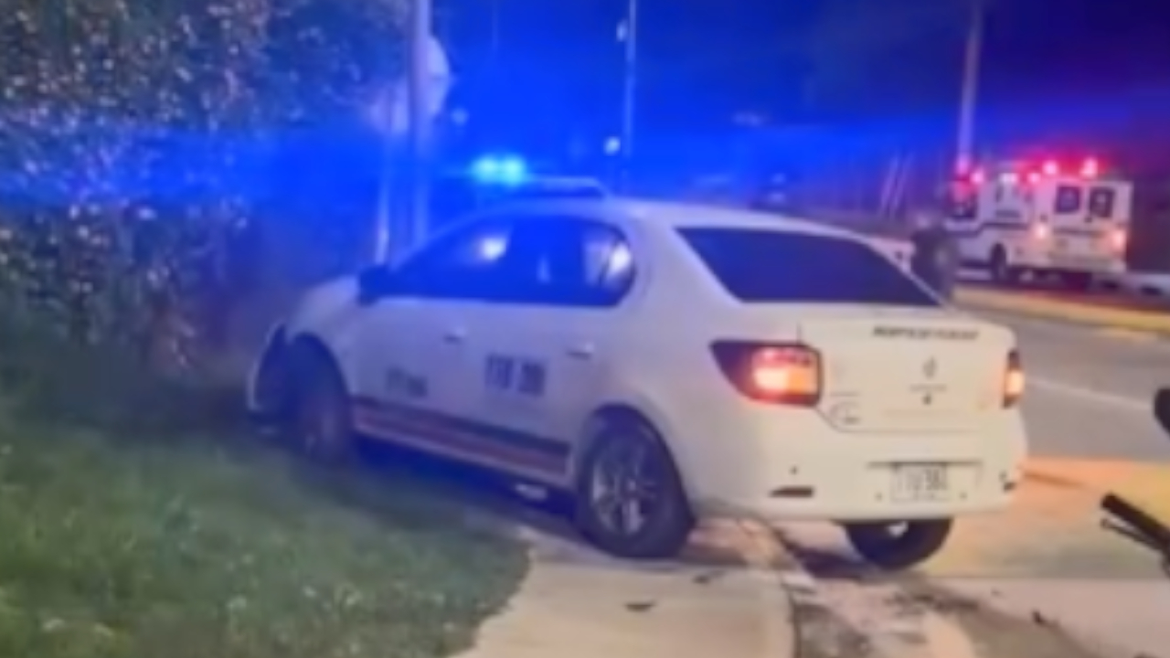 Conductor chocó el taxi y lo dejó tirado en plena glorieta en La Ceja, Antioquia