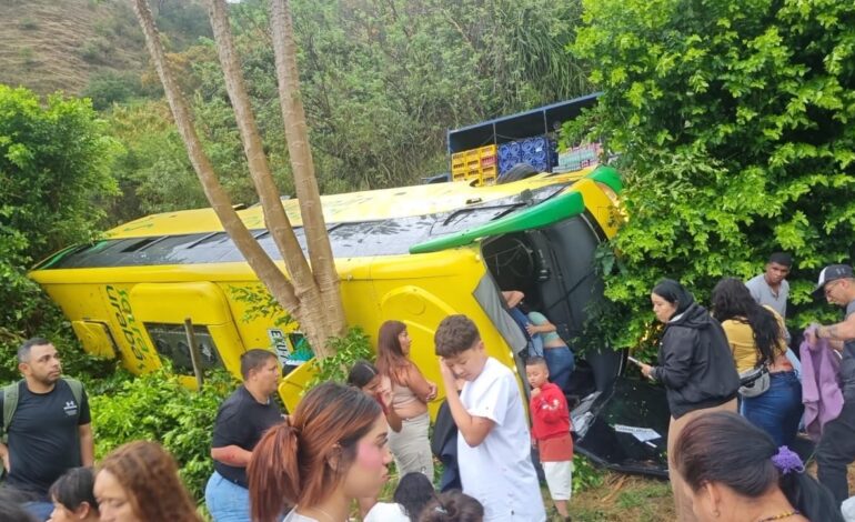 Accidente de bus en Olaya y cierre total de la vía a Urabá por derrumbes entre Dabeiba y Mutatá.