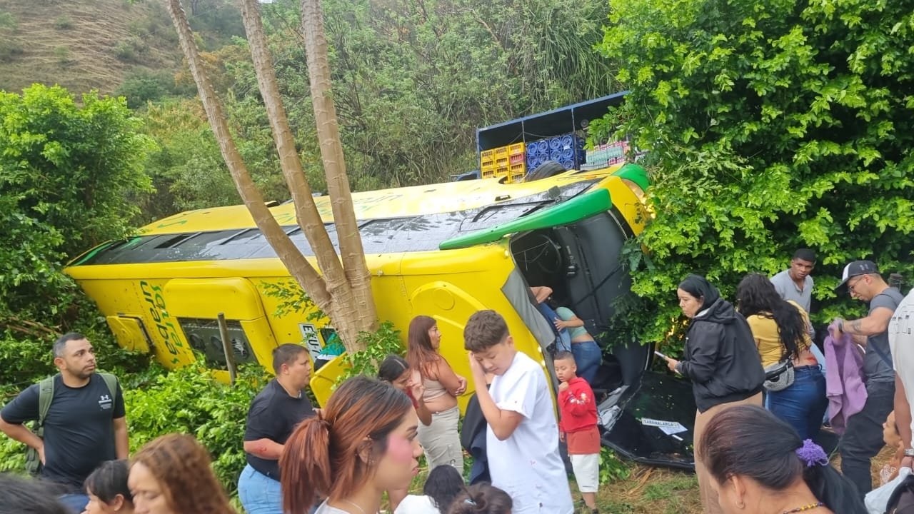 Grave accidente en Olaya deja siete heridos y vuelve a cerrarse totalmente la vía a Urabá por derrumbes