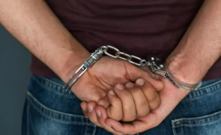 Hombre terminó en prisión tras amenazar a su madre para que le entregara dinero
