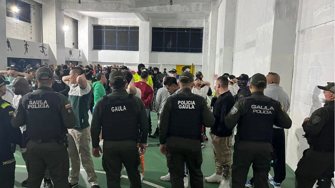 Incautan drogas, armas y celulares en cárcel de Medellín durante operativo de control