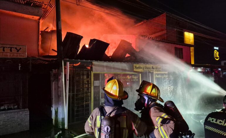 Incendio estructural en el barrio San Antonio de Rionegro atendido por el Cuerpo de Bomberos.