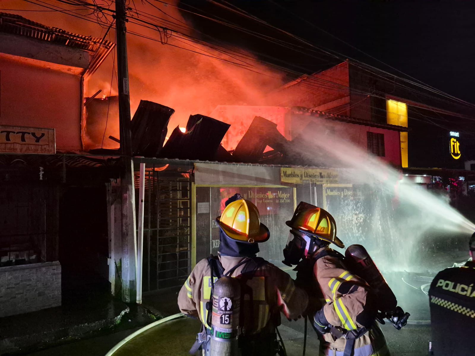Incendio estructural en San Antonio, Rionegro, dejó tres locales y una vivienda afectados en la noche del 1 de enero