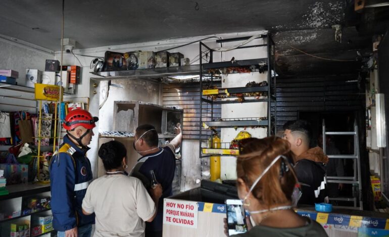Incendio en el barrio San Antonio de Rionegro habría sido causado por un globo.