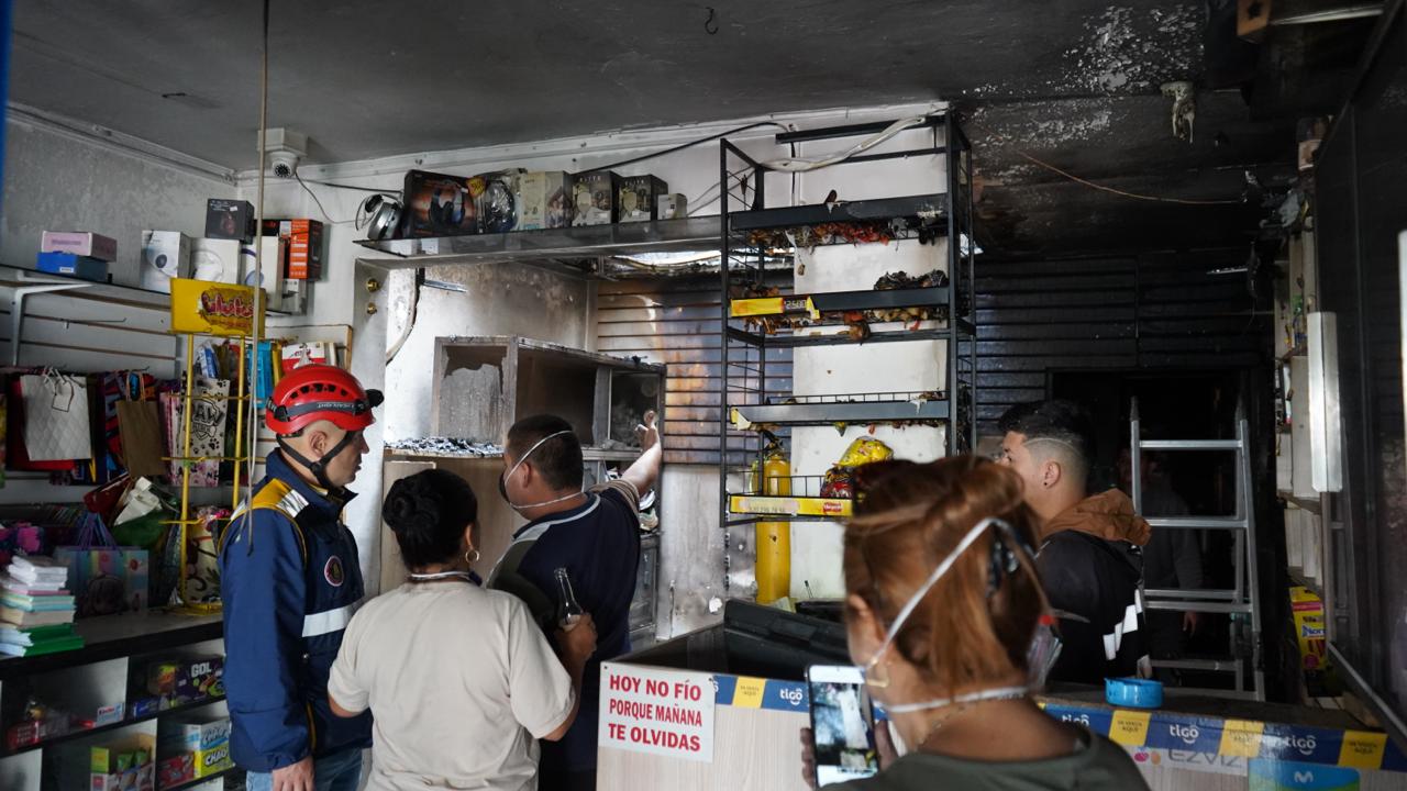 Conato de incendio en Rionegro habría sido causado por un globo: cuatro familias evacuadas y locales afectados