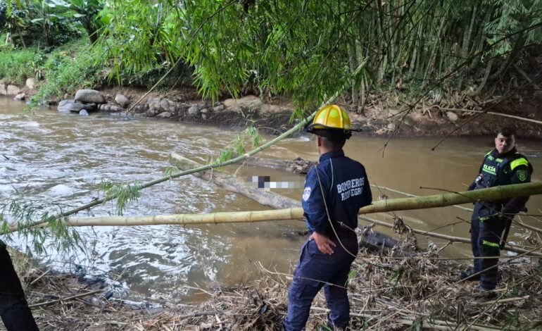Bomberos de Rionegro recuperaron un cuerpo sin vida en el río del municipio durante una emergencia atendida en la noche.