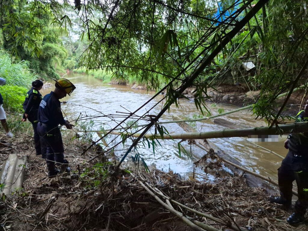 Bomberos de Rionegro recuperaron un cuerpo sin vida en el río del municipio durante una emergencia atendida en la noche.