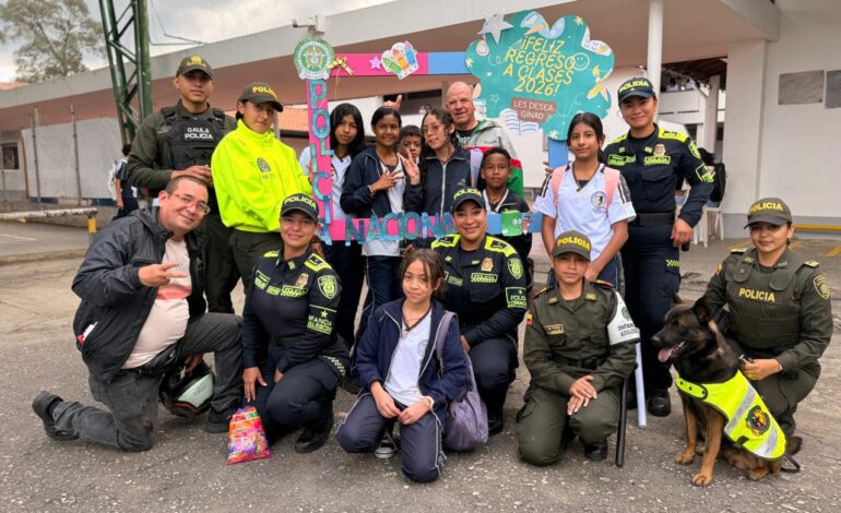 Policía Nacional acompaña a estudiantes en el regreso a clases en La Ceja con el Plan Padrino