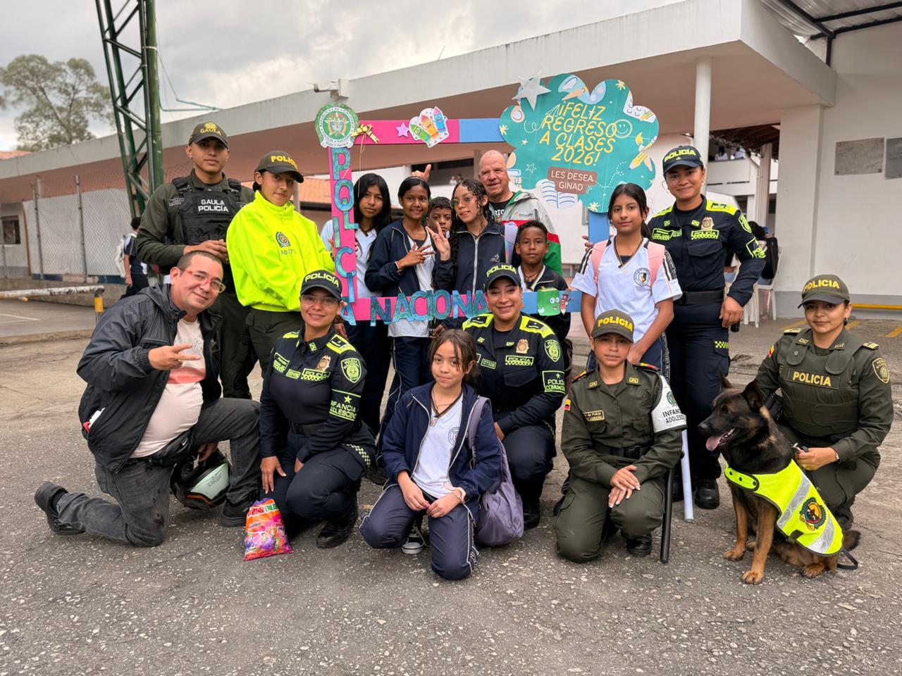 Regresa el Plan Padrino: Policía acompaña a estudiantes de La Ceja en la entrada y salida de los colegios