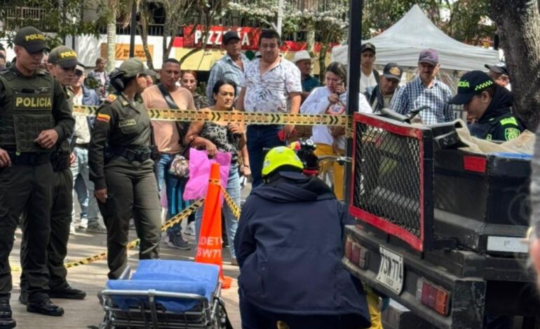 Trabajador de empresa Ildetec sufrió accidente laboral en el parque principal de La Ceja tras descarga eléctrica