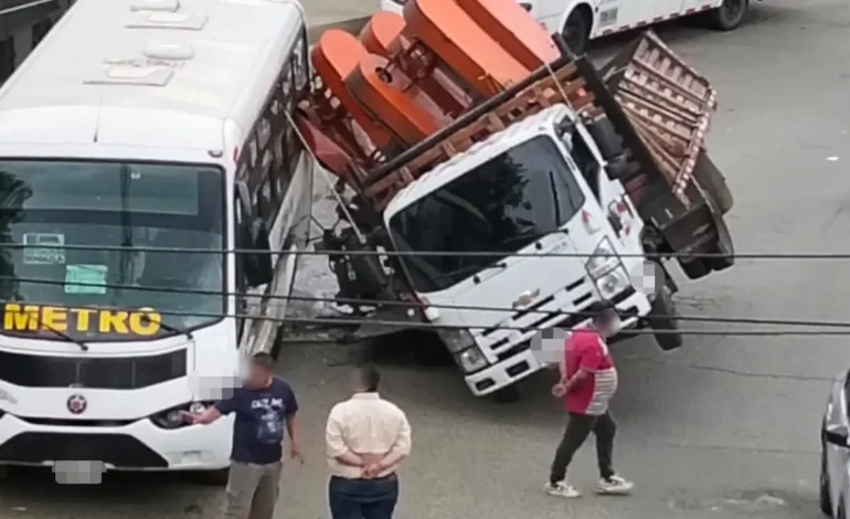 Vehículo de carga se ladeó por el peso que transportaba y terminó apoyado contra un bus