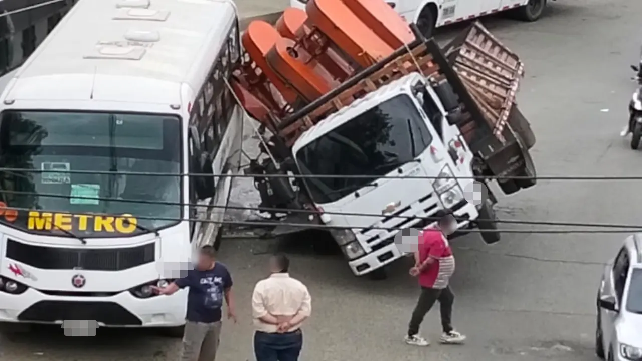 En Bello, un vehículo de carga se ladeó por el peso que transportaba y terminó apoyado contra un bus