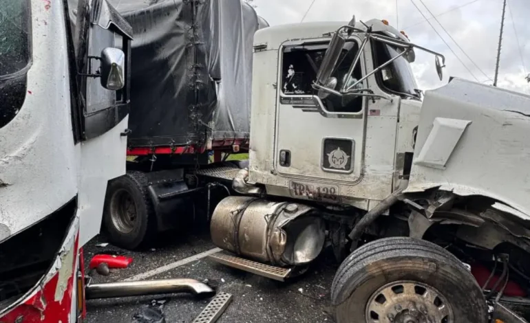 Accidente entre bus y tractomula deja varios heridos en la vía que va de Medellín a la Costa