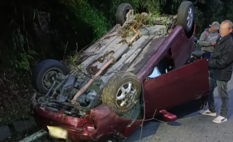 Reportan vehículo volcado en La curva del diablo y tránsito por un solo carril