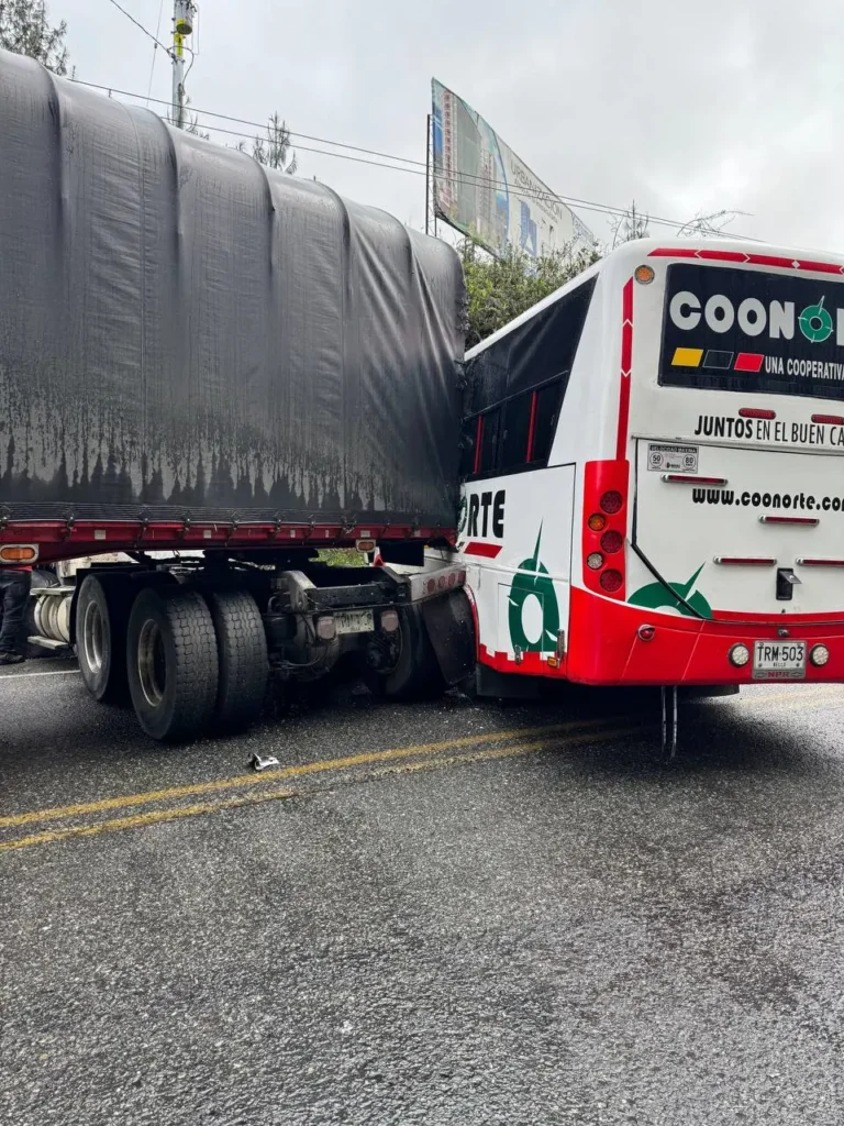 Accidente entre bus y tractomula deja varios heridos en la vía que va de Medellín a la Costa