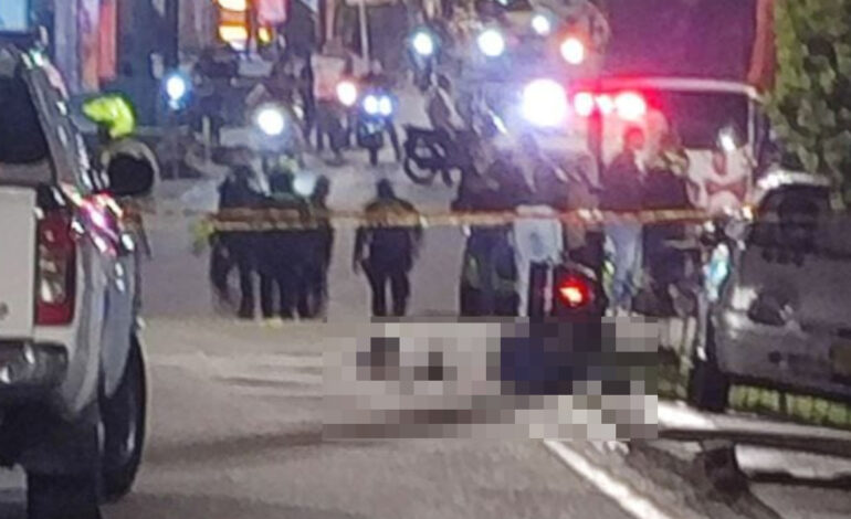 Un hombre fallecido y dos policías heridos luego que motociclista rechazara ser registrado en Medellín