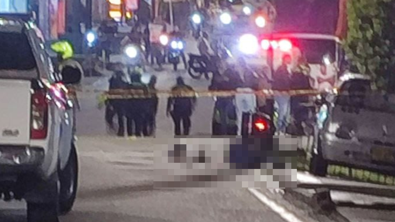 Un hombre fallecido y dos policías heridos luego que motociclista rechazara ser registrado en Medellín