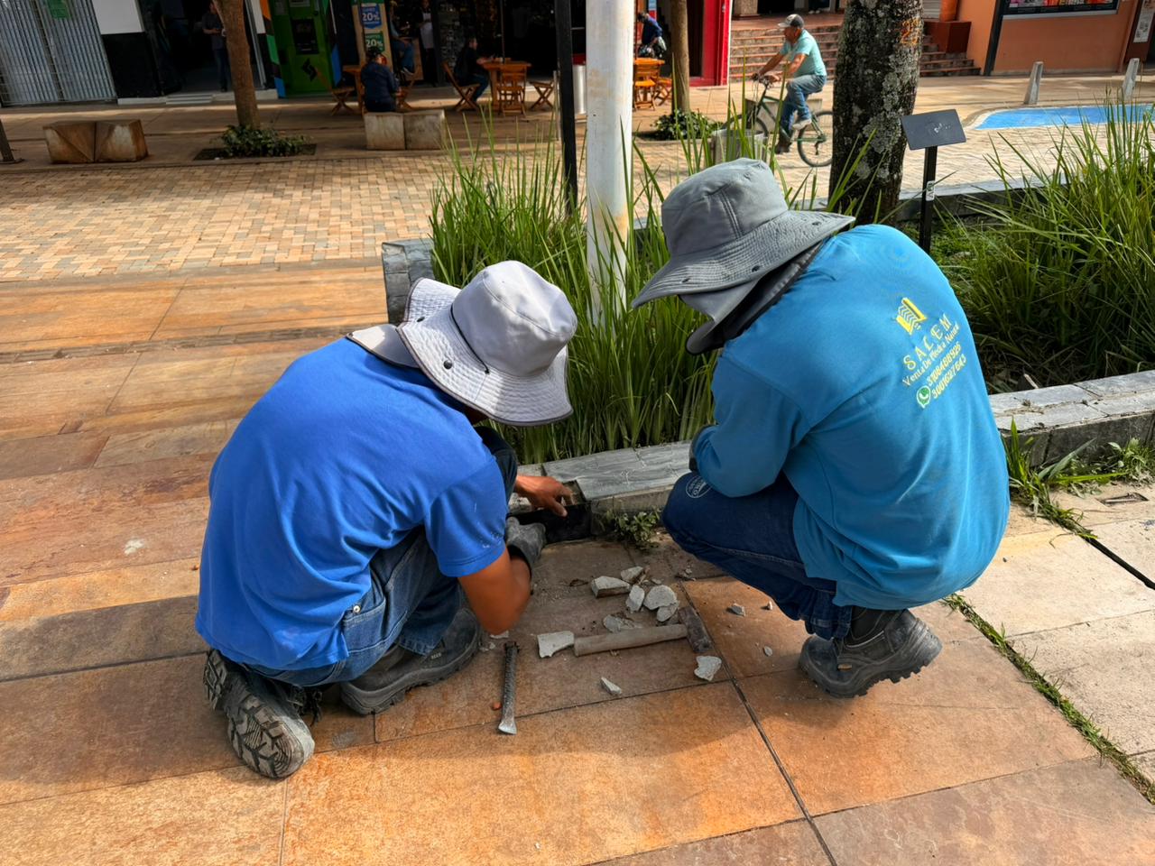 Parque Principal de La Ceja entra en mantenimiento previo a la temporada de Semana Santa