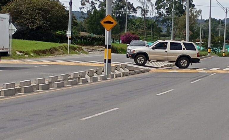 Conductor realiza maniobra peligrosa en paso peatonal de la vía La Ceja – Rionegro, sector Maitama