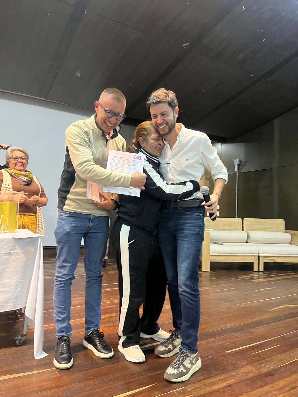 Lágrimas y abrazos en El Retiro: 250 familias reciben subsidios de vivienda para cumplir el sueño de casa propia