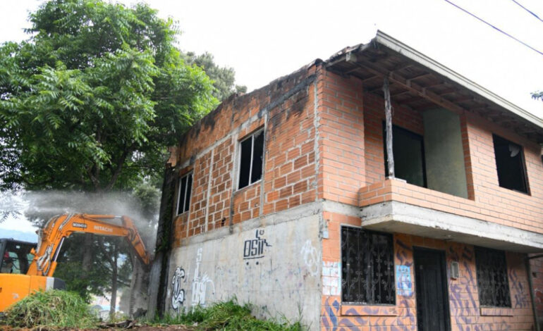Derriban casas abandonadas en Guarne vinculadas a problemas de seguridad
