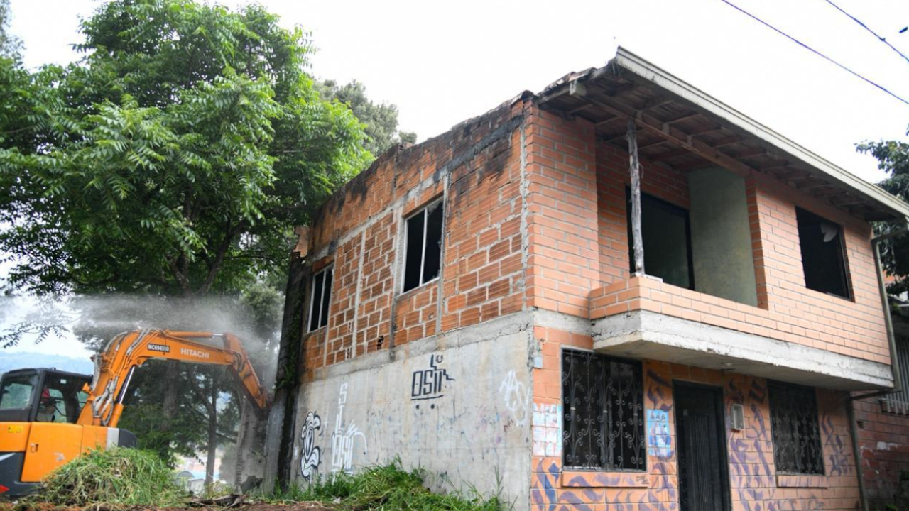 Derriban casas abandonadas en Guarne vinculadas a problemas de seguridad