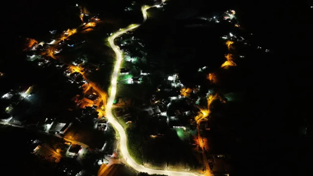 Instalan nuevas luminarias LED en el Oriente antioqueño para mejorar la movilidad vial