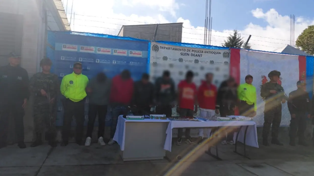 Siete capturados en El Santuario tras operativo simultáneo que dejó armas y estupefacientes incautados