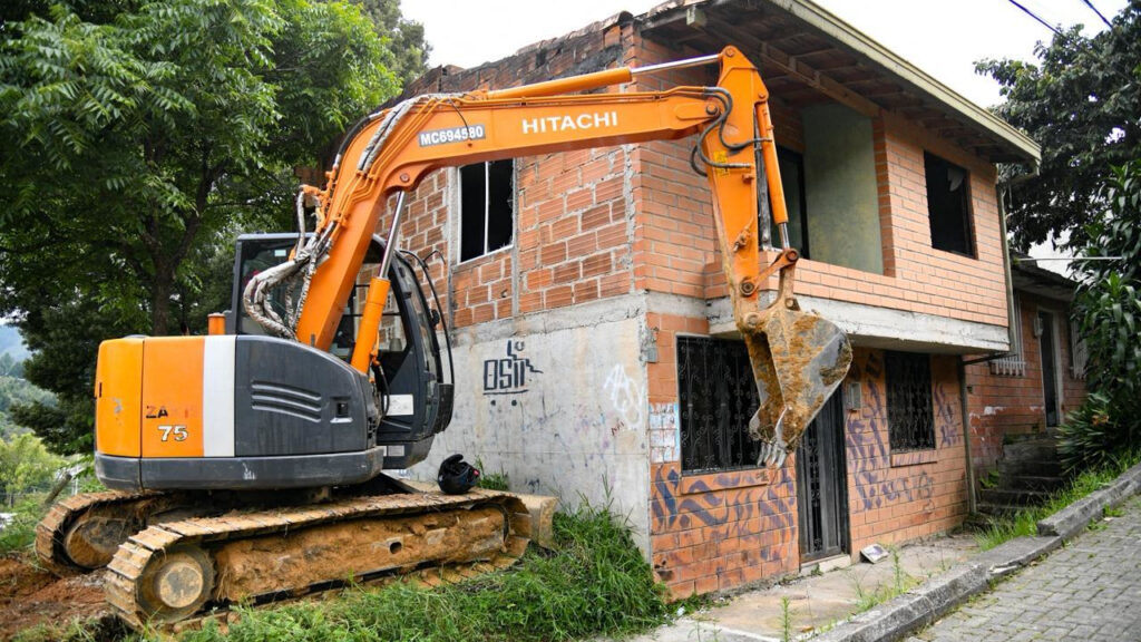 Derriban casas abandonadas en Guarne vinculadas a problemas de seguridad
