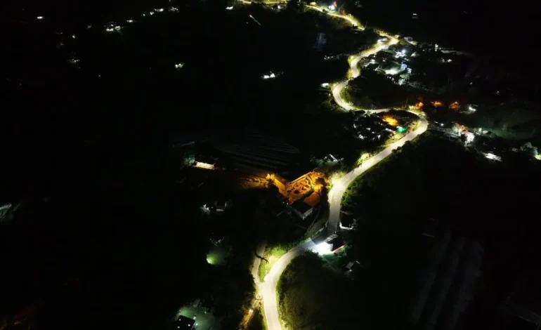 Instalan nuevas luminarias LED en el Oriente antioqueño para mejorar la movilidad vial
