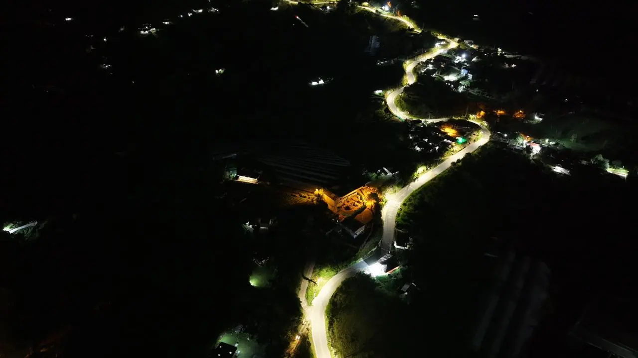 Instalan nuevas luminarias LED en el Oriente antioqueño para mejorar la movilidad vial