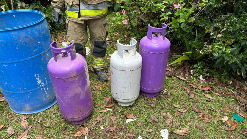 Momento exacto del rescate de adulta mayor que quedó atrapada entre escombros tras explosión de su vivienda en Rionegro