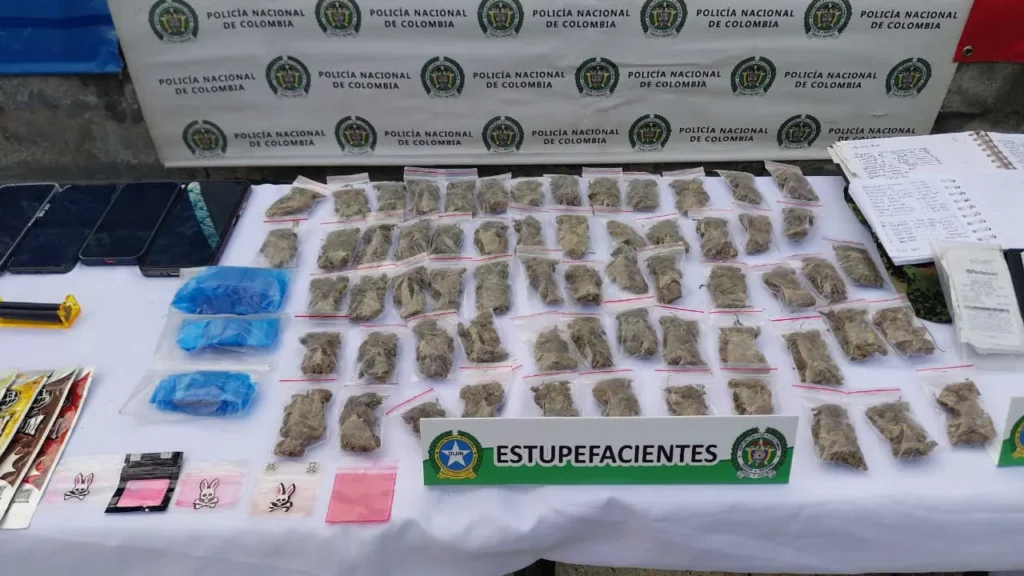 Siete capturados en El Santuario tras operativo simultáneo que dejó armas y estupefacientes incautados