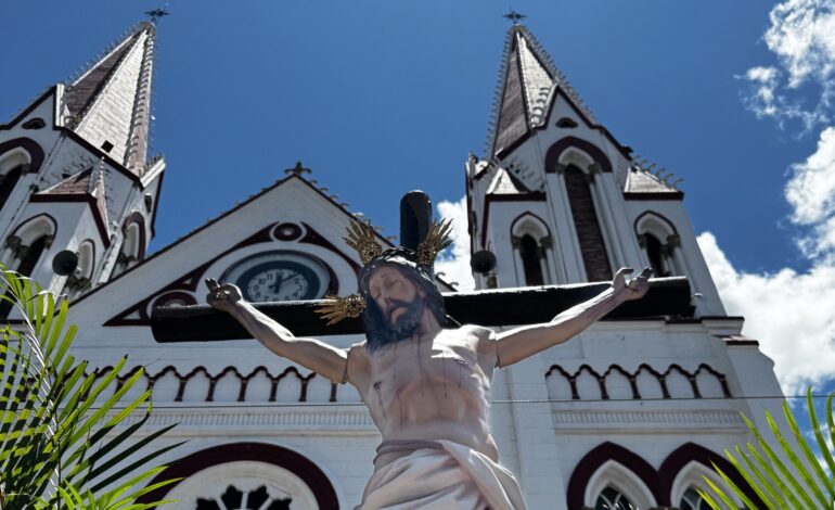 procesión de Semana Santa en La Ceja Antioquia con fieles
