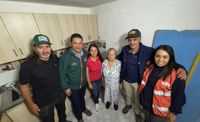 Buenas noticias en Guatapé: 60 familias están más cerca de tener casa propia y 23 recibieron sus escrituras