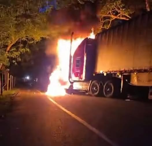 Paro minero en el Bajo Cauca deriva en vandalismo, quema de vehículos y ruptura del diálogo