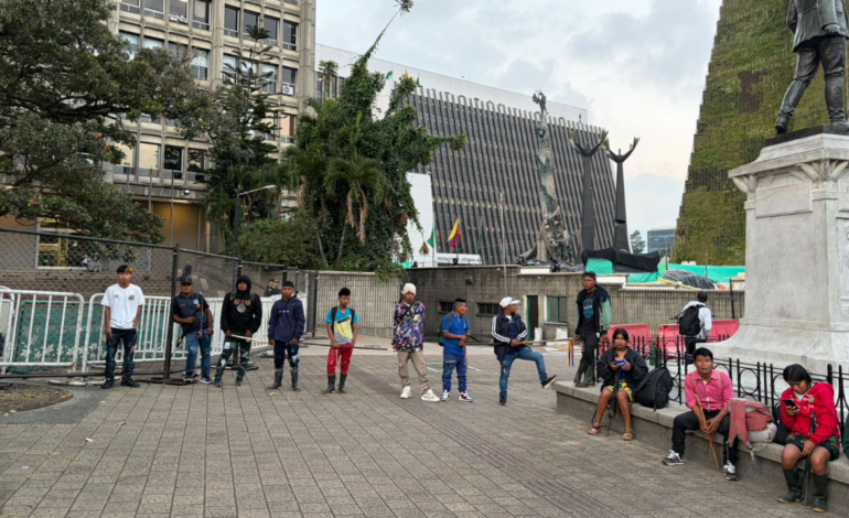 minga indígena y bloqueos en el centro administrativo La Alpujarra en Medellín