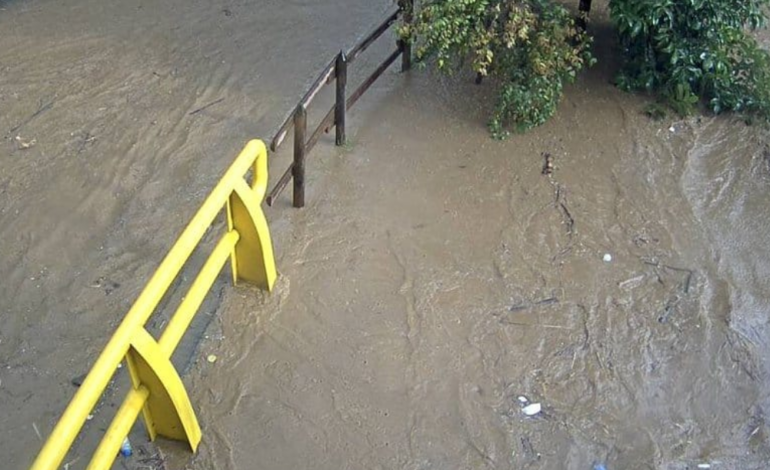 desbordamiento de la quebrada La Presidenta en Medellín por fuertes lluvias