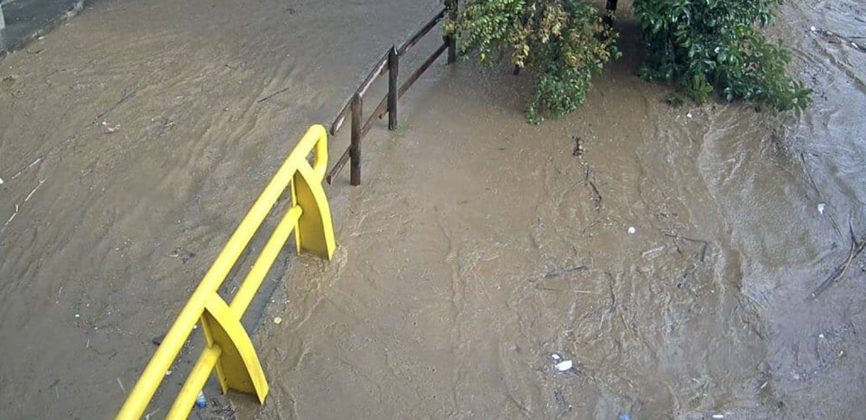 Tormenta eléctrica en Medellín provoca desbordamiento de la quebrada La Presidenta