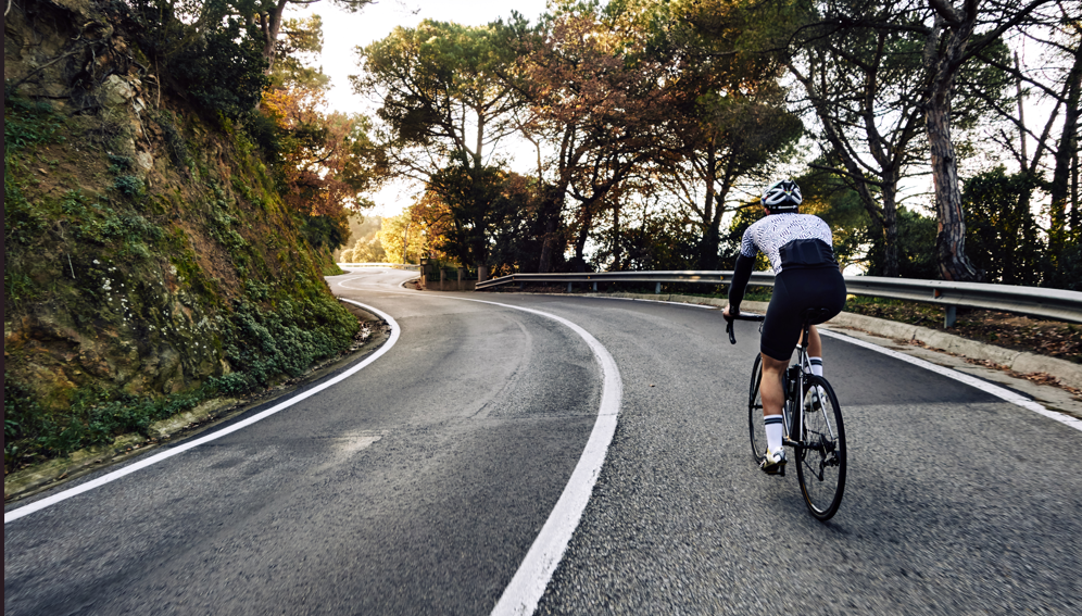 ¿Pueden los ciclistas ocupar todo el carril en una vía o deben ir pegados a la derecha? Esto dice la norma