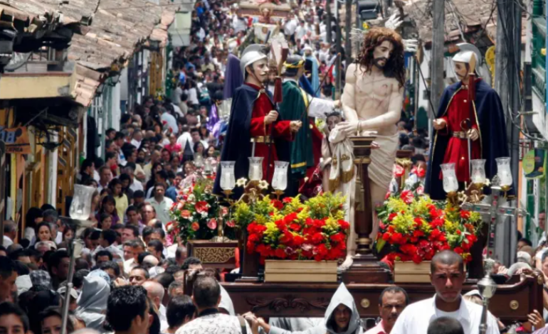 procesión de Semana Santa en El Retiro Antioquia con fieles