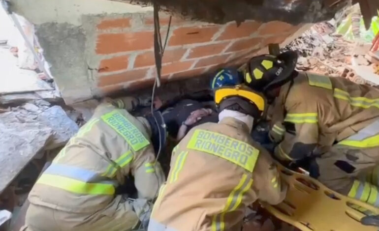 Momento exacto del rescate de adulta mayor que quedó atrapada entre escombros tras explosión de su vivienda en Rionegro