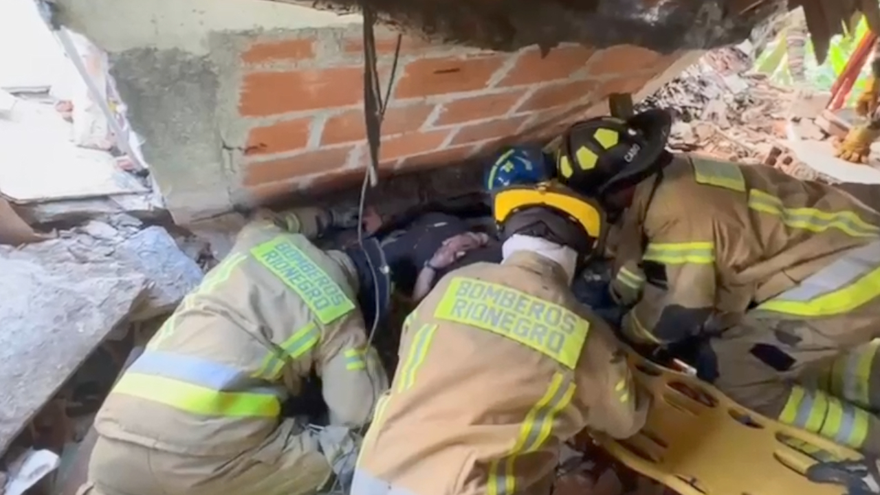 Momento exacto del rescate de adulta mayor que quedó atrapada entre escombros tras explosión de su vivienda en Rionegro