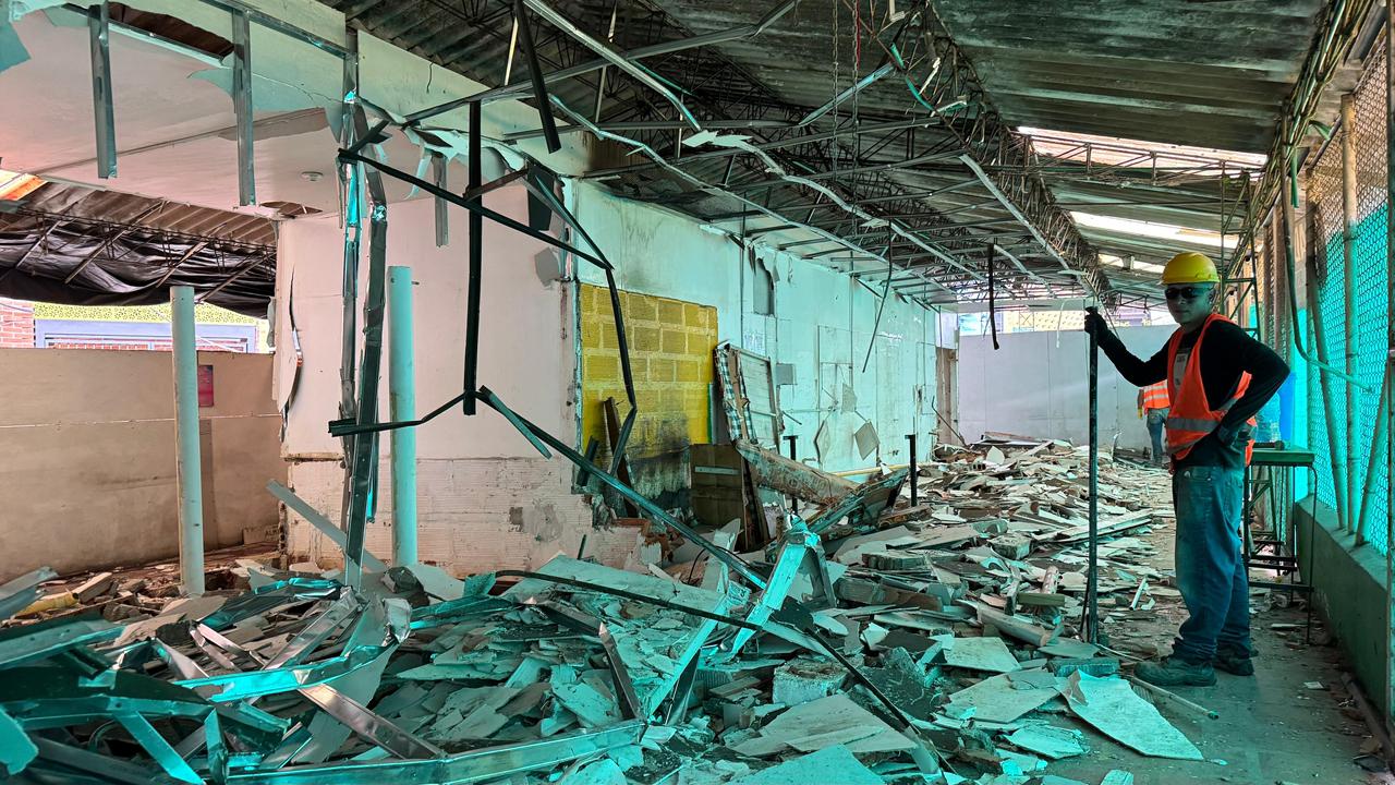 En La Ceja avanza la transformación de la Plaza de Mercado: comenzó la demolición de la última estructura provisional