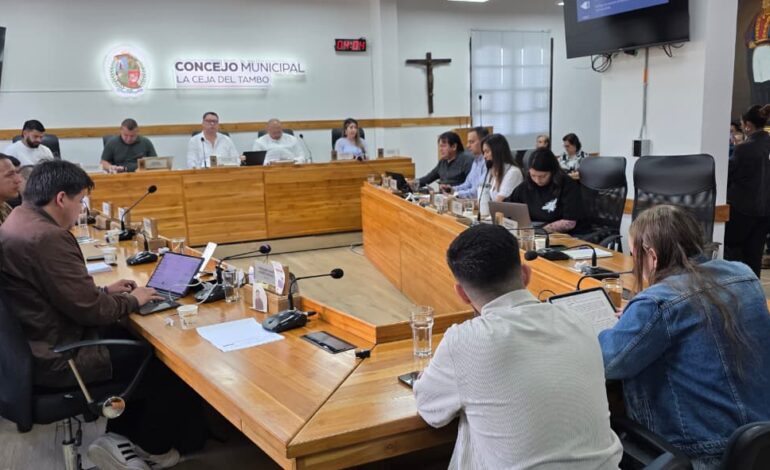 Alcaldesa Ilbed Santa defendiendo proyecto del hospital en La Ceja