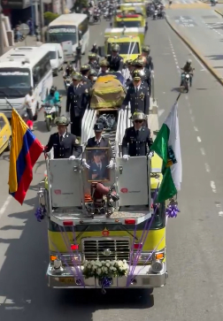 Medellín despide a bombero con caravana que recorrió la ciudad y homenaje desde el aire