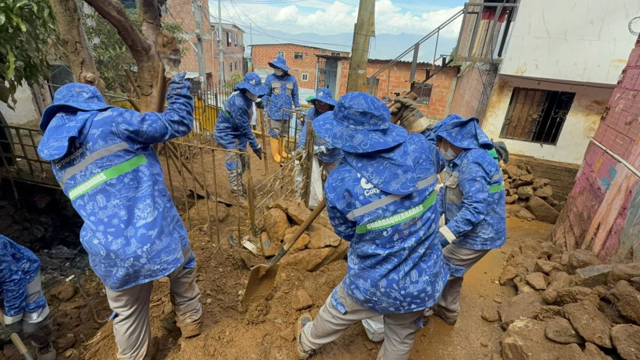 Alcaldía de Medellín sigue atendiendo emergencia por lluvias que dejaron un niño muerto y decenas de casas afectadas