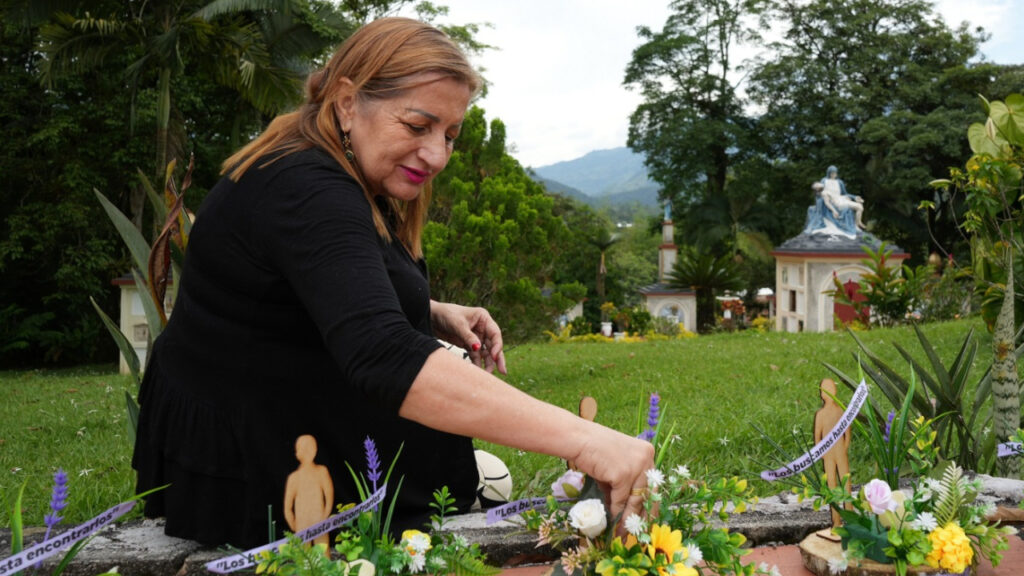 Intervenciones forenses avanzan en los cementerios de San Carlos y Segovia para hallar víctimas del conflicto armado